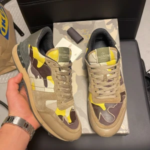 Valentino rockrunners  - Säljer dessa extremt feta rockrunners perfekt nu till vintern! Size 40,5 men passar upp till 42! Skick 9/10 perfekt skick! Kan gå ner i pris vid snabb affär. Hör av dig vid minsta fundering!🤩