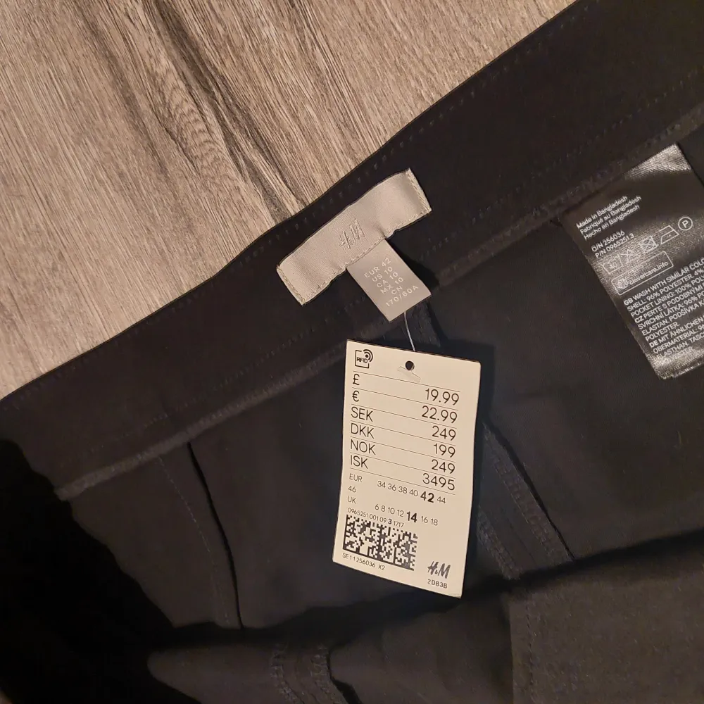 Snygga svarta shorts från H&M i nytt skick, lappen kvar. Två guldknappar i midjan. . Shorts.