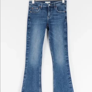 Blå bootcut jeans från Gina Tricot - Snygga blå bootcut mod waist jeans från Gina Tricot i storlek 158 . De är slutsålda på hemsidan .                                               bra skick