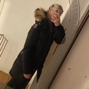 Parajumper longbear - Stl XS Inga slitage eller skador, Nyskick endaat använd 1 vinter Utbytbar logga på arm i annan färg plus extra knappar som man fick med vid köpet medföljer
