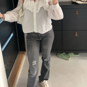 Grå jeans med slitningar - Selling a pair of gray jeans in good condition with cool rips on the thighs. They have a regular fit and are perfect for a relaxed style. Suitable for both everyday and parties. The size is 164! 