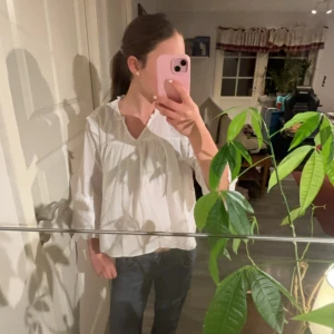 blus - Jätte fin blus från Gina tricot ❤️ strl 170 men passar allt upp till S ❤️ Perfekt för sommaren och våren! Väldigt fint skick och endast använd en gång.
