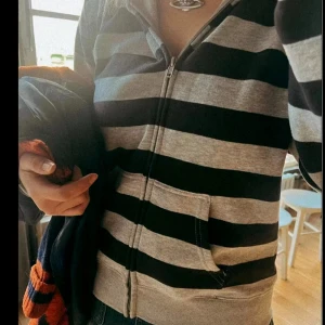 Brandy zip up - Säljer denna randiga zip up från brandy! Använd få tal gånger, nypris: 450 kr 