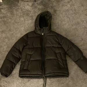 Jacka - Säljer denna snygga varma vinterjacka från H&M i storlek xs. Använd förra vintern 💕