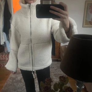Teddyjacka - Säljer denna fina och populära Teddyjacka från hm. Den är i storlek xs men passar mig bra som normalt har small. Den är i nyskick och har även prislapp kvar. Köpte för 1000 och osäker på att sälja därav priset. Bara att skriva vid frågor eller funderingar 💗
