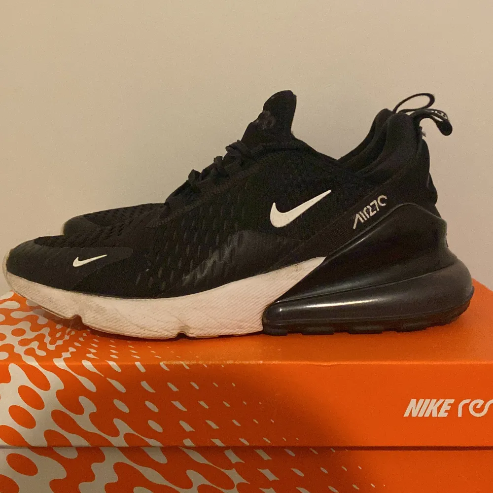 Jag säljer mina Nike 270 i ganska bra sick då dem e för små, lådda ingår. Skor.