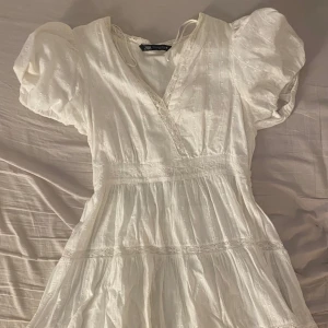Vit klänning från Zara - Supergullig vit klänning från Zara med spetsdetaljer. Använt ett fåtal gång, köparen står för frakt💓💓💓