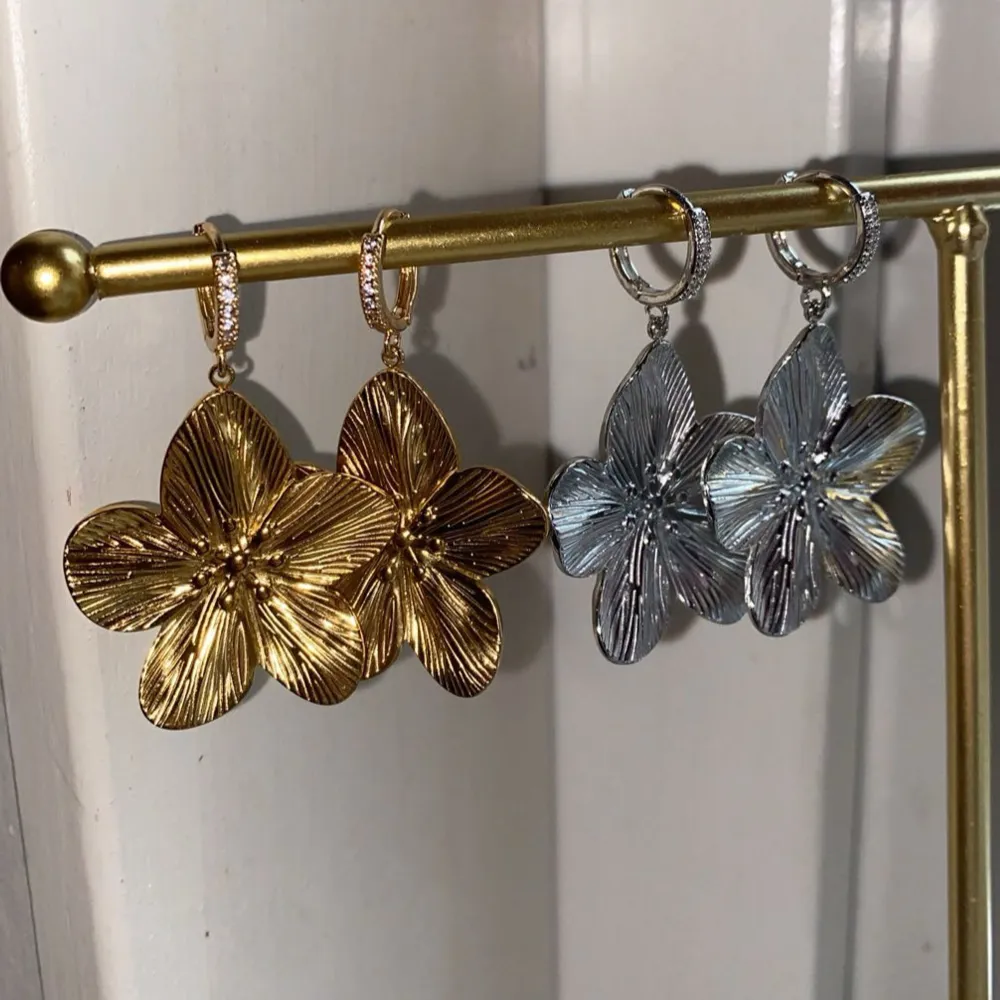 Superfina örhängen i rostfritt stål 🩷Modell ”Jannice” finns i både guld och silver . Asusteet.