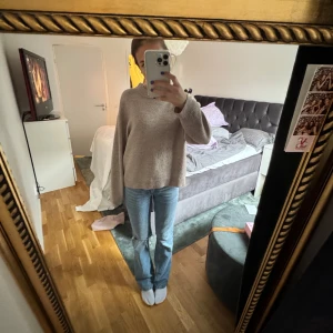 Beige stickad tröja - Säljer en mysig beige stickad tröja med lite oversize passform. Perfekt till nästan alla lägen🧸🤍🤎