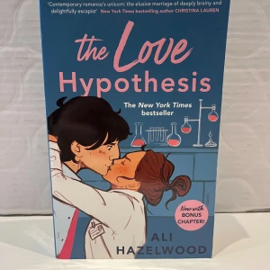 The Love Hypothesis - En charmig och rolig roman om en doktorand, Olive Smith, som inte tror på långvariga relationer. När hon låtsas dejta en känd professor, Adam Carlsen, för att bevisa en poäng, uppstår oväntade känslor. Boken utforskar teman som vetenskap, kärlek och självupptäckt, med en humoristisk och romantisk ton.
