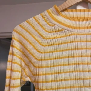 Gul och vit randig tröja från Gina Tricot - Säljer en snygg gul och vit randig tröja från Gina Tricot. Tröjan är ribbad och har långa ärmar. Den är i storlek S🌼