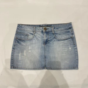 Lågmidjade jeanskjol från Only💕 - Läs bio innan köp!!!! Midja 40 cm rakt över plus lite stretch och sidlängd 35 cm💕går absolut att klippa om man vill ha den kortare! Går att ha midwaist eller high waist också beroende på hur man vill att den ska sitta men storlek S gäller för lågmidjat