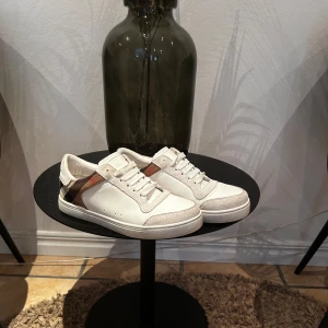 Burberry skor - Hej! Säljer nu ett par riktigt feta burberry skor dem är väldigt trendiga tveka inte på att höra av er.