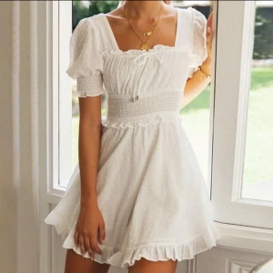 Vit kortklänning med volangdetaljer - Super fin studentklänning som aldrig använts, därav helt i nyskick