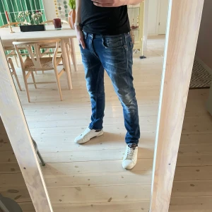 Replay jeans - Replay jeans i en blå färg med en riktigt snygg tvätt! Storlek W31 L32. Tveka inte på att kontakta mig vid funderingar eller för fler bilder! Pris kan diskuteras! 😁