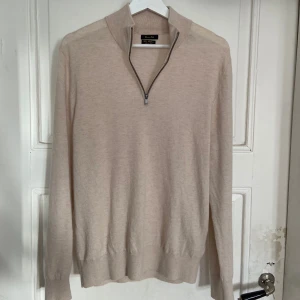 Beige tröja med dragkedja från Massimo Dutti - Snygg beige cashmere blend tröja från Massimo Dutti med halv dragkedja och ribbad krage. Väldigt behaglig och mjuk att ha på sig:) Den är knappt använd, därav mycket bra skick🤗