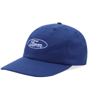 Farm keps blå  - Snygg blå keps med en vit broderad logga framtill. Perfekt för en avslappnad stil. Justerbar passform för bekvämlighet.