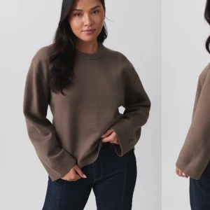 Brun stickad tröja från Gina Tricot - Säljer en snygg brun stickad tröja från Gina Tricot. Tröjan har en klassisk rund hals och långa ärmar, perfekt för kyligare dagar. Den är i en stilren design som passar till det mesta. Perfekt för höst och vinter!