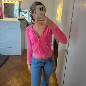 Juicy Couture zip - superfin rosa zip-tröja frpn juicy couture som passar stl xs/s. Helt oanvänd och intakt🩷