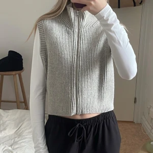Stickad väst - Stickad väst från Weekday storlek S, aldrig använd