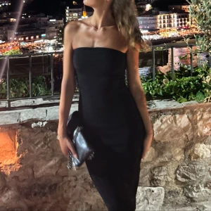 Svart bandeau klänning - Elegant svart axelbandslös klänning som passar perfekt för en kväll ute. Den har en tight passform som framhäver figuren. Skriv för fler bilder! 