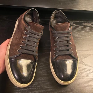 Lanvin - Tja! Säljer ett par vinröda lanvins i mycket bra skick. Finns en liten d-effekt i hälen som du kan se på bild 5 men kan enkelt fixas hos en skomakare. Nypris: 5000 mitt pris: 1999 hör av vid frågor o funderingar🙌 Är även öppen för byten!