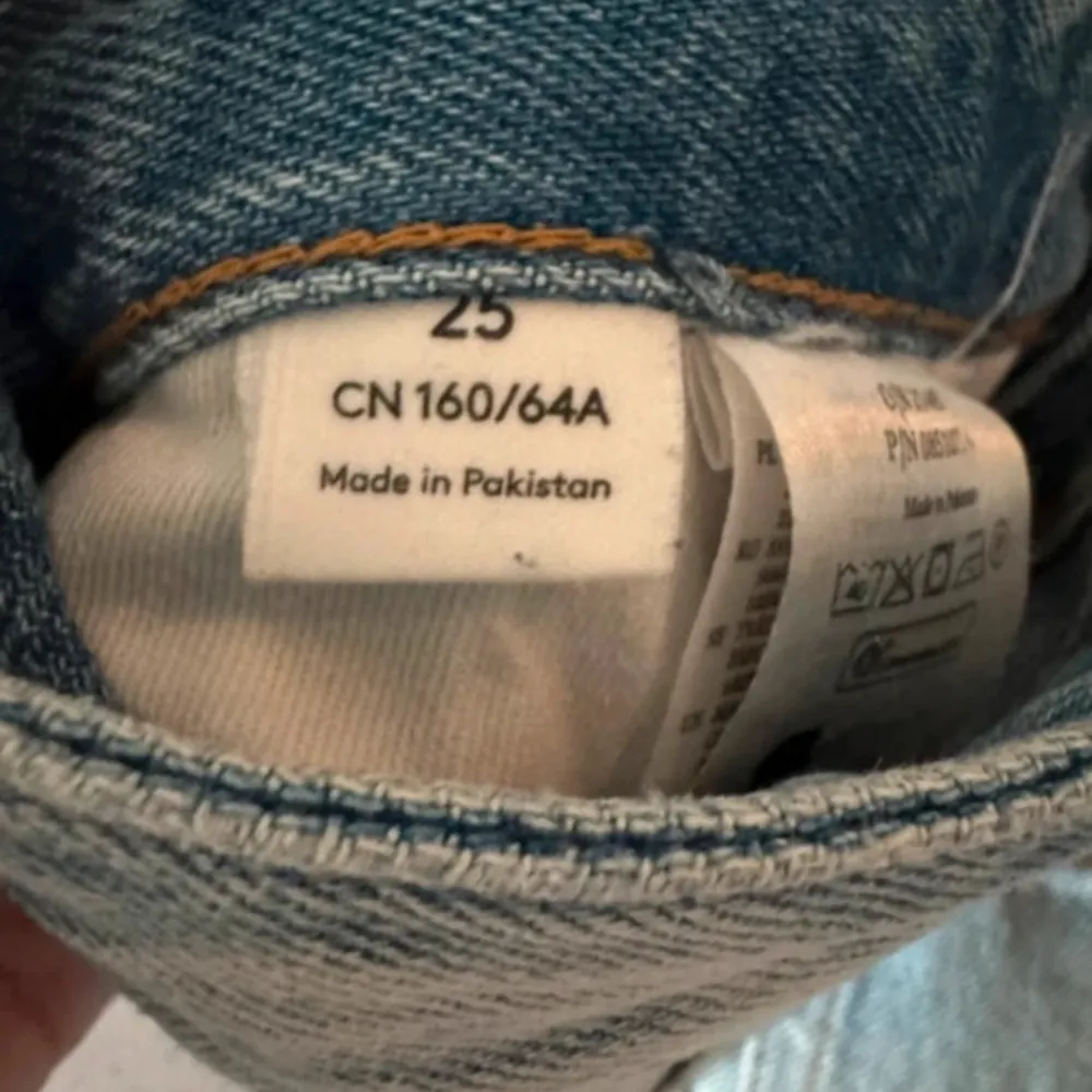 Jeans från Monki i en ljusare blå färg Storlek: 25 Finns ett antal märken på byxorna (se bild 4 & 5) . Farkut & Housut.