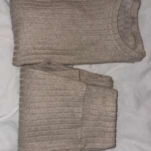 Beige ribbad tröja - Säljer en beige dress perfekt för vår/sommar kvällar. 