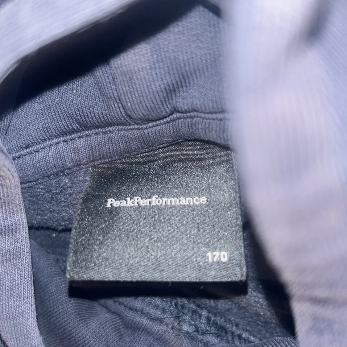 Mörkblå hoodie från Peak Performance - 1