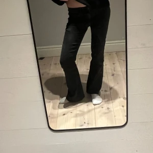 Svarta  bootcut jeans från Lindex  - Säljer dessa svarta bootcut jeans från Lindex då de tyvärr inte kommer till användning.Jeansen är i storlek 158 men passar mig bra som i vanliga fall har 164/Xs. Pris kan diskuteras.