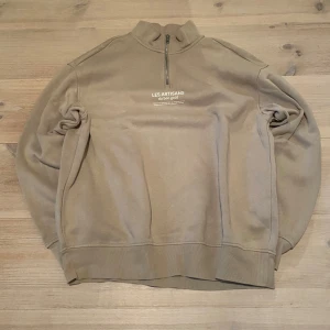 Halfzip tröja - Säljer en beige halfzip tröja. Skriv för frågor och mått osv