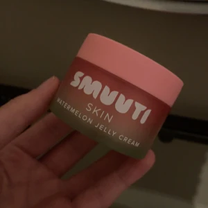 Smuuti Skin Watermelon Jelly Cream - Fräsch och återfuktande gelkräm med doft av vattenmelon från Smuuti. Perfekt för att ge huden en fuktboost och en fräsch känsla. Kommer i en söt burk med rosa lock.