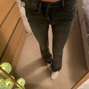 Svarta jeansbyxor - Fina jeans från vero Moda som knappt är använda😍Köpte dem för länge sen men har endast använt 3 gg❤️Obs! Första bilden ser lite konstig ut men om ni har några frågor är det bara att skriva privat😝💕