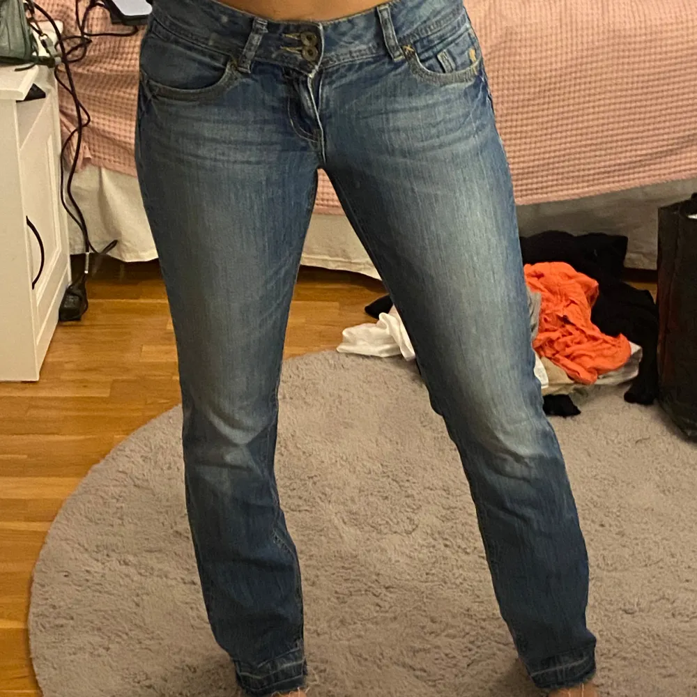 Snygga blå jeans med straight/utsvängd passform. Storlek 27/30 men det är uppsprättade, slitningar ner till, därav priset (kom privat för bilder). Farkut & Housut.