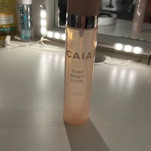 Glow Setting Spray från CAIA - Säljer en Glow Setting Spray från CAIA med namnet 'That Dewy Look'. Perfekt för att ge huden en fräsch och daggig finish. Kommer i en stilren flaska med en praktisk sprayfunktion. Nästan slut