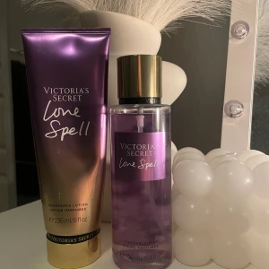 Victoria secret parfym+lotion - Victoria secret parfym med matchande body lotion. Lotionen är typ 70% kvar. Parfymen aldrig typ använd som syns på bilden. Nypris ish: 500kr Paketpris: 250kr för båda