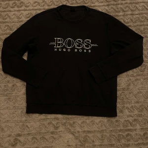 Hugo Boss Tröja 👕  - Produkt: Hugo Boss Tröja 👕 Storlek: L / Slimfit Märke: Hugo Boss Färg: Svart ⚫️ Skick: Väldigt bra skick  Beskrivning: En snygg tröja i svart från Hugo Boss. Perfekt för vardagsbruk. I väldigt bra skick, inga större skador, knappt tecken på användning.   Frakt 🚚: Skickas inom 1-2 arbetsdagar efter betalning. Jag skickar via Postnord Paketet är spårbart! 📨
