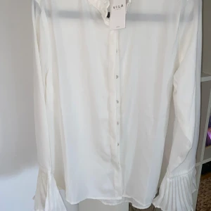 Blus VILA  - Oanvänd blus från VILA med prislappen kvar. Storlek L. 