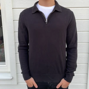 Zip up These Glory Days - Tja! Säljer nu denna stilren svart tröja från These Glory Days i 100% bomull. Skick 9/10 inga synliga effekter. Nypris ligger runt 1200kr men säljer nu för endast 249kr. Hör gärna av er vid minsta fundering!