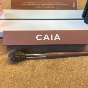 Tapered Highlighter Brush F08 från CAIA - Säljer en Tapered Highlighter Brush F08 från CAIA. Denna borste är perfekt för precis applicering av highlighter eller contour. Den har ett smalt och avsmalnande borsthuvud med ett stilrent handtag i brun nyans. Går också att använda till blush. Tvättas självklart innan jag postar och kan skicka i orginalförpackning om det önskas