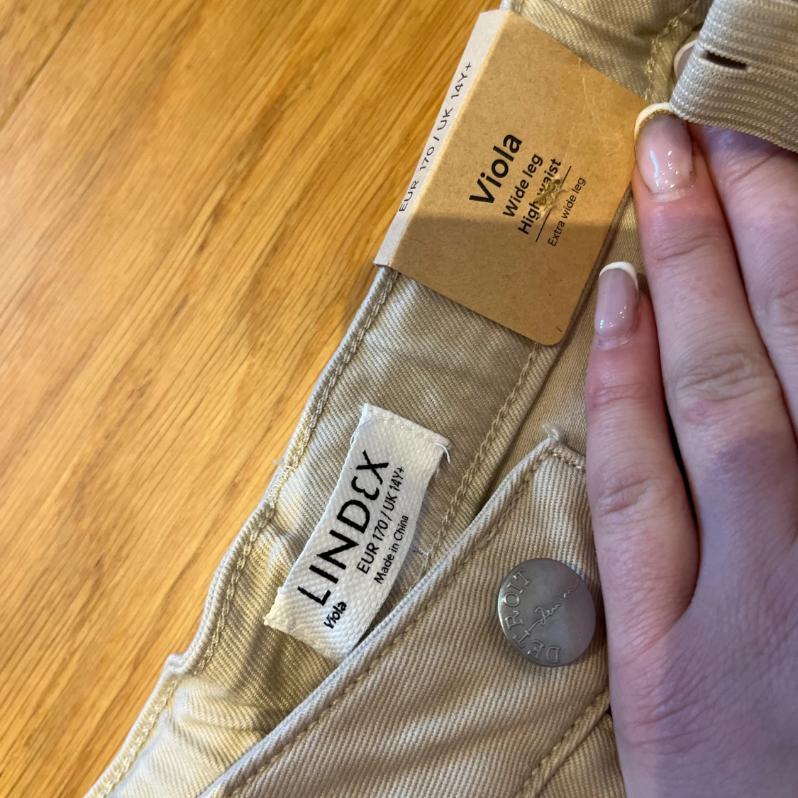 Beige byxor från Lindex - 1