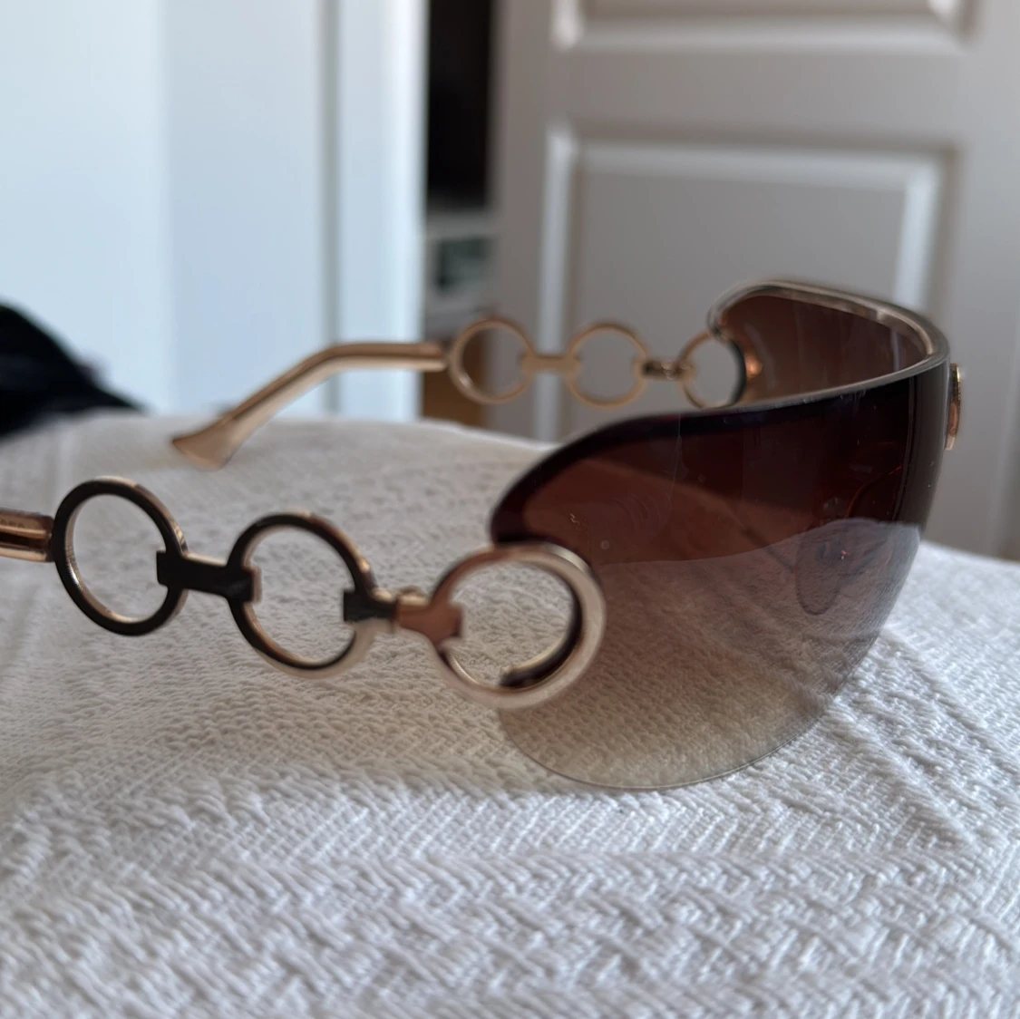 90s bruna solglasögon med gulddetaljer - 2