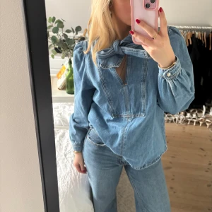 Blus i denim  - Superfin blus i denim/jeanstyg. Perfekt inför våren. Använd ett fåtal gånger🥰