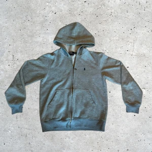 Polo Ralph Lauren Hoodie  - Säljer denna Polo Ralph Lauren Hoodie. Den är i nyskick och storlek M. Hör av er för mer information/ bilder!