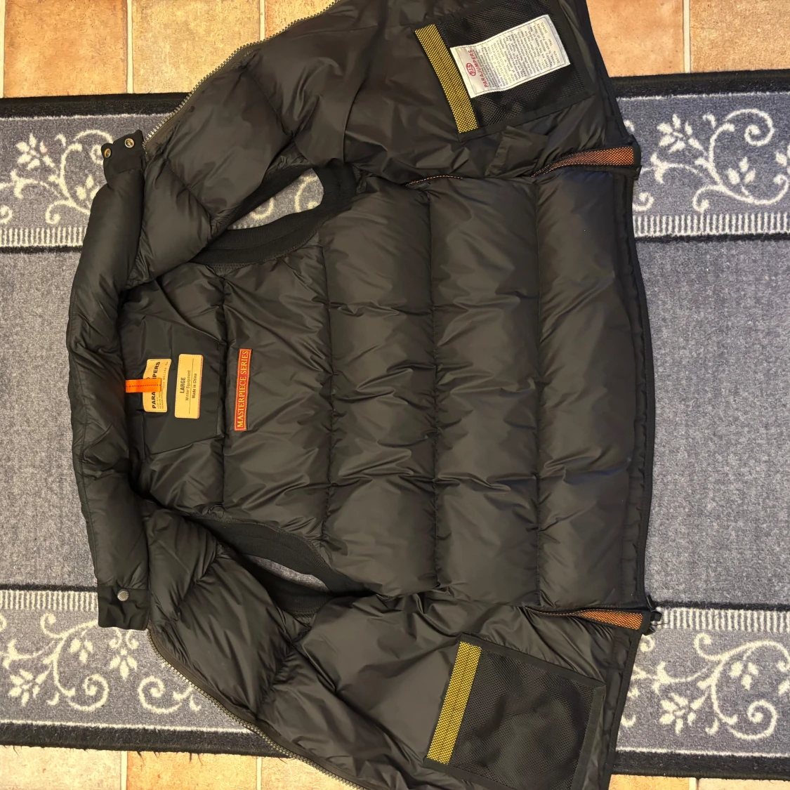 Svart dunväst från Parajumpers - 2