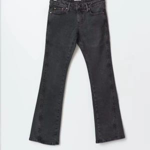 Lågmidjade boor ut jeans - Snygga svarta och lågmidjade bootcut jeans med klassisk femficksdesign och dekorativa sömmar på bakfickorna. Perfekta för en stilren look med en touch av retro. Passar bra till både sneakers och klackar. Säljer då de inte passar mig! Använda några få gånger och har inga defekter ! Skriv för mer info och för fler bilder på de jag har! Priset kan diskuteras vid snabb affär!💕