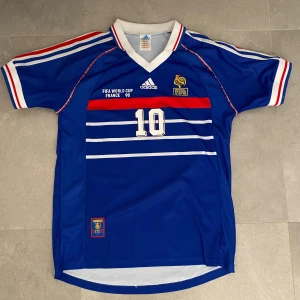 Zidane tröja - Zidane tröja i Frankrike från vm 98, skick 9/10, pris kan diskuteras, hör av dig vid några funderingar😃