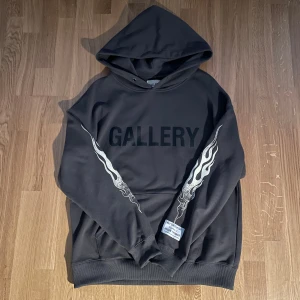 Gallery Dept Hoodie - Säljer min Gallery Dept hoodie i mörkgrå färg (se bild), den är använd under fåtal gånger. Hoodien är storlek Small, snörren tillkommer om det önskas! 