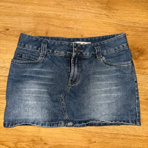 Jeanskjol från Only - Snygg jeanskjol från Only i en mörkare tvätt. Kjolen är kort och i storlek 36💗