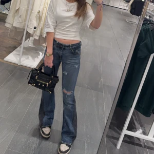 Tiger of Sweden jeans slitningar - Jeans är från märket Tiger of Sweden , kostar ungefär 1500kr nya men säljer för 599. De är bootcut och low waist!!❤️Midja-36cm innerbenslängd-74.❤️